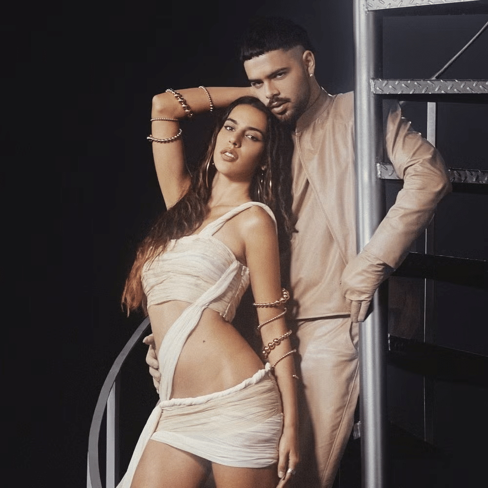 Pedro Sampaio, Marina Sena - ESCADA DO PRÉDIO